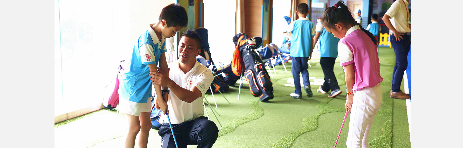 小孩在悦球学高尔夫.jpg